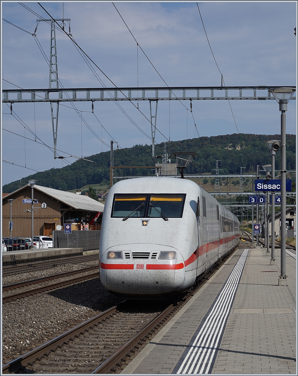 Der ICE 10376 fährt in Sissach am Bahnsteig 3 vorbei; ein Sommerfahrplanbild, denn durch Fahrt über den  Alten Hauenstein  blieb dem Zug nur die Fahrt über dieses Gleis.
7. August 2018