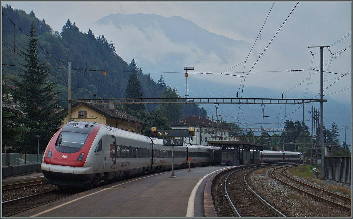 Der ICN 671 auf der Fahrt von Basel nach Lugano hält in Faido nicht an. 
22. Sept. 2015