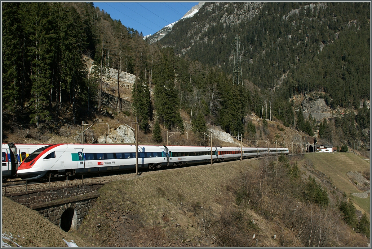 Der ICN 680 Basel - Lugano bei Km 65.5 oberhalb von Wassen.
14. März 2014
