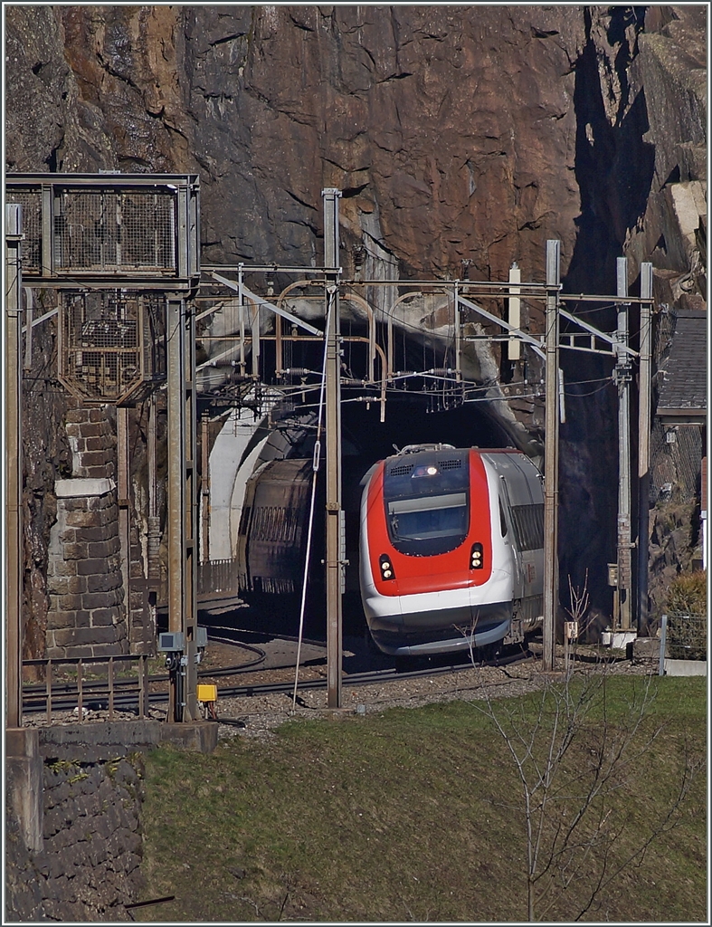 Der ICN auf der Fahrt Richtung Süden verlässt gerade eine Tunnel überquer die obere Meiennreussbrücke durchfährt einen zweiten Tunnel und kommt beim Km 65.5 mit seiner Spitze am milde Frühlingslicht.
14. März 2014