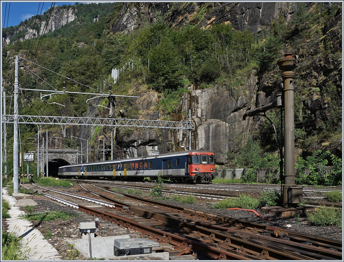 Der IR 3219 verlässt den 169 Meter langen Tunnel von Iselle und erreicht sein Ziel Iselle di Trasquera. Gut 100 Meter hinter dem  Tunnel von Iselle  beginnt der fast 20 km lange Simplontunnel. Zudem befindet sich im  Tunnel von Iselle  die Grenze zwischen SBB und FS, dh. von hier aus gesehen sind gehören die ersten 25 Meter der FS während die restlichen 144 Meter der SBB gehören (und natürliche die Fortsetzung durch den Simplontunnel). 
Die Landesgrenze selbst liegt etwas 10 km nördlich von hier. 

19. August 2020