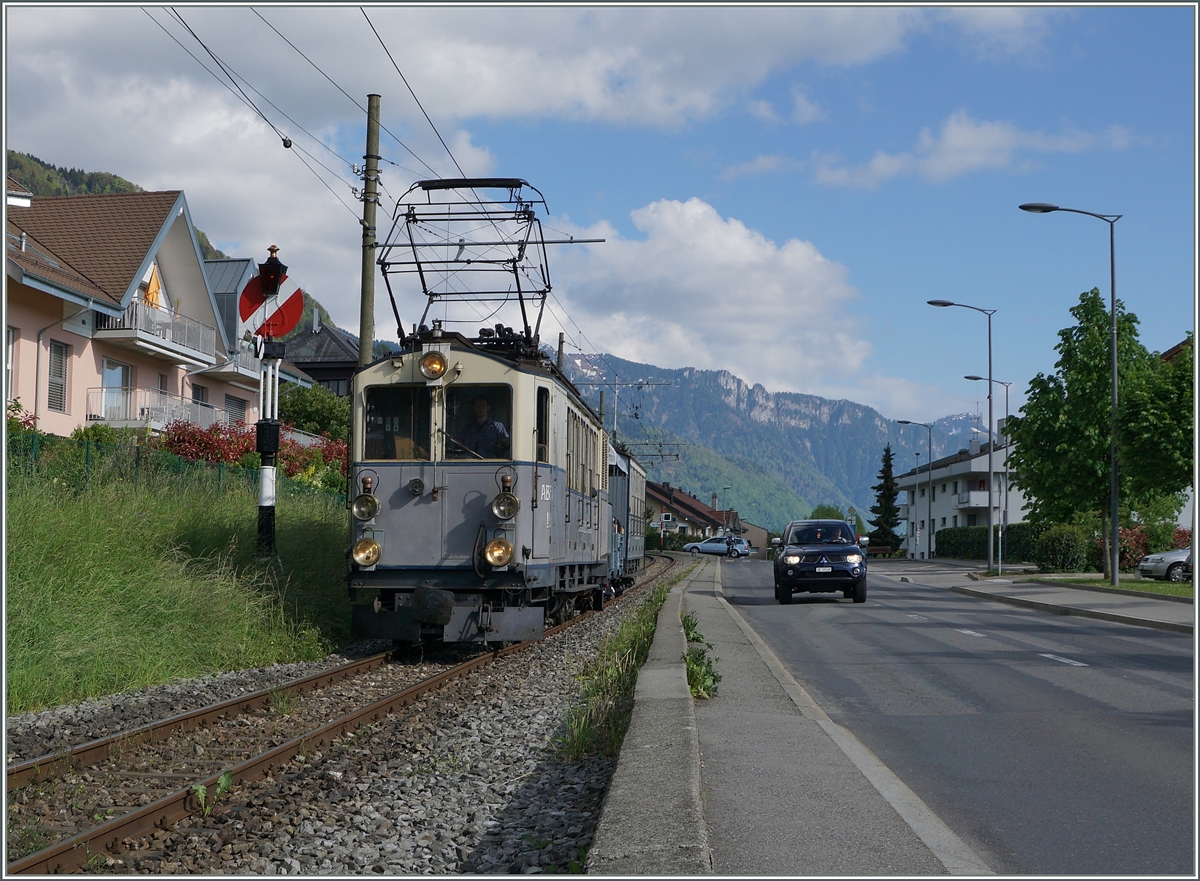 Der Leuk Leukerbad Bahn LLB ABFe 2/4 N° 10 (Baujahr 1914) erreicht Blonay.
15. Mai 2016