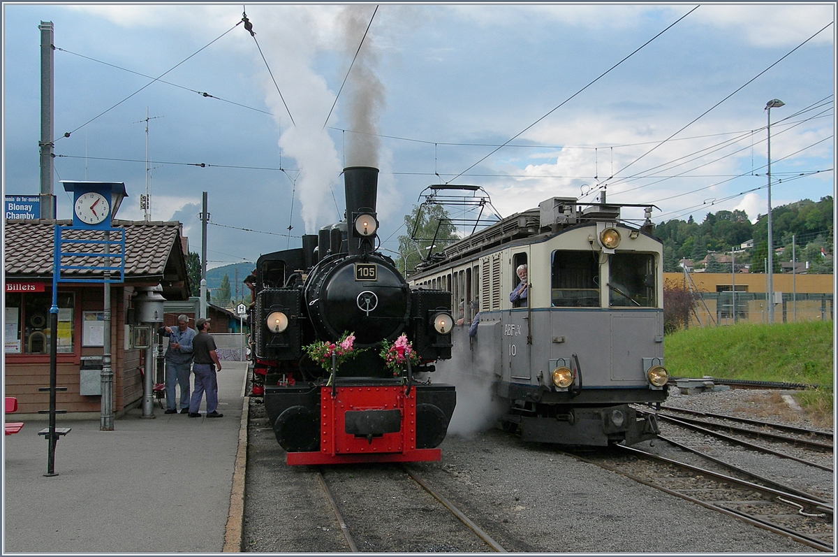 Der LLB (Leuk-Leukerbad Bahn) ABFe 2/4 N° 10 neben der fürs Mitarbeiter-Jubiläumsfest (50 Jahre B-C) geschmückten G 2x 2/2 105 in Blonay. 

21. Juli 2018