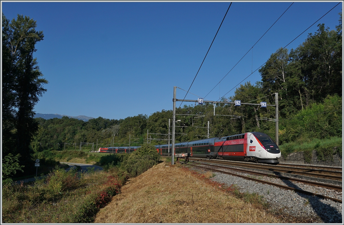 Der Lyria TGV 9761 von Paris Gare de Lyon nach Lausanne bestehend aus dem Rame 4717 erreicht den Westkopf des Bahnhofs von La Plaine und passiert dabei den westlichsten Prellbock der Schweiz. 

6. September 2021