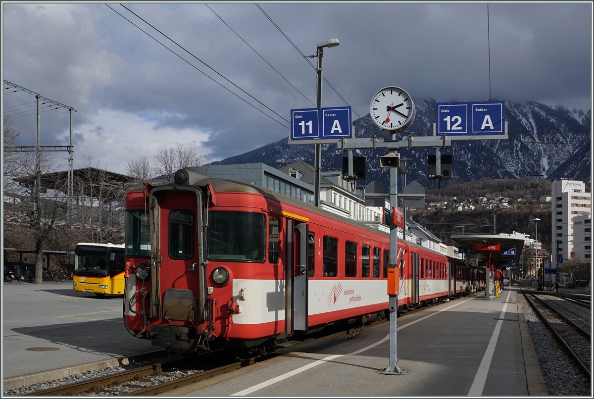 Der MGB Regionalzug 542 wartet in Brig auf die Weiterfahrt Richtung Andermatt.
19. Feb. 2016