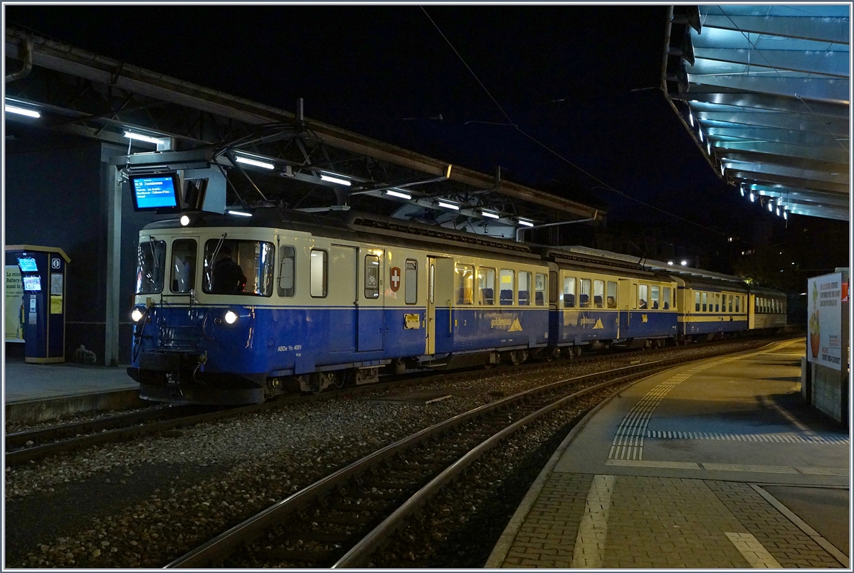 Der MOB ABDe 8/8 4001 ist um 4:11 in Zweisimmen als Regionalzug 2203 abgefahren und steht nun mit um zwei Reisezugwagen ergänzt als Regionalzg 2210 in Montreux (ab 6:38) zur Rückfahrt nach Zweisimmen bereit. 
30. Okt. 2017