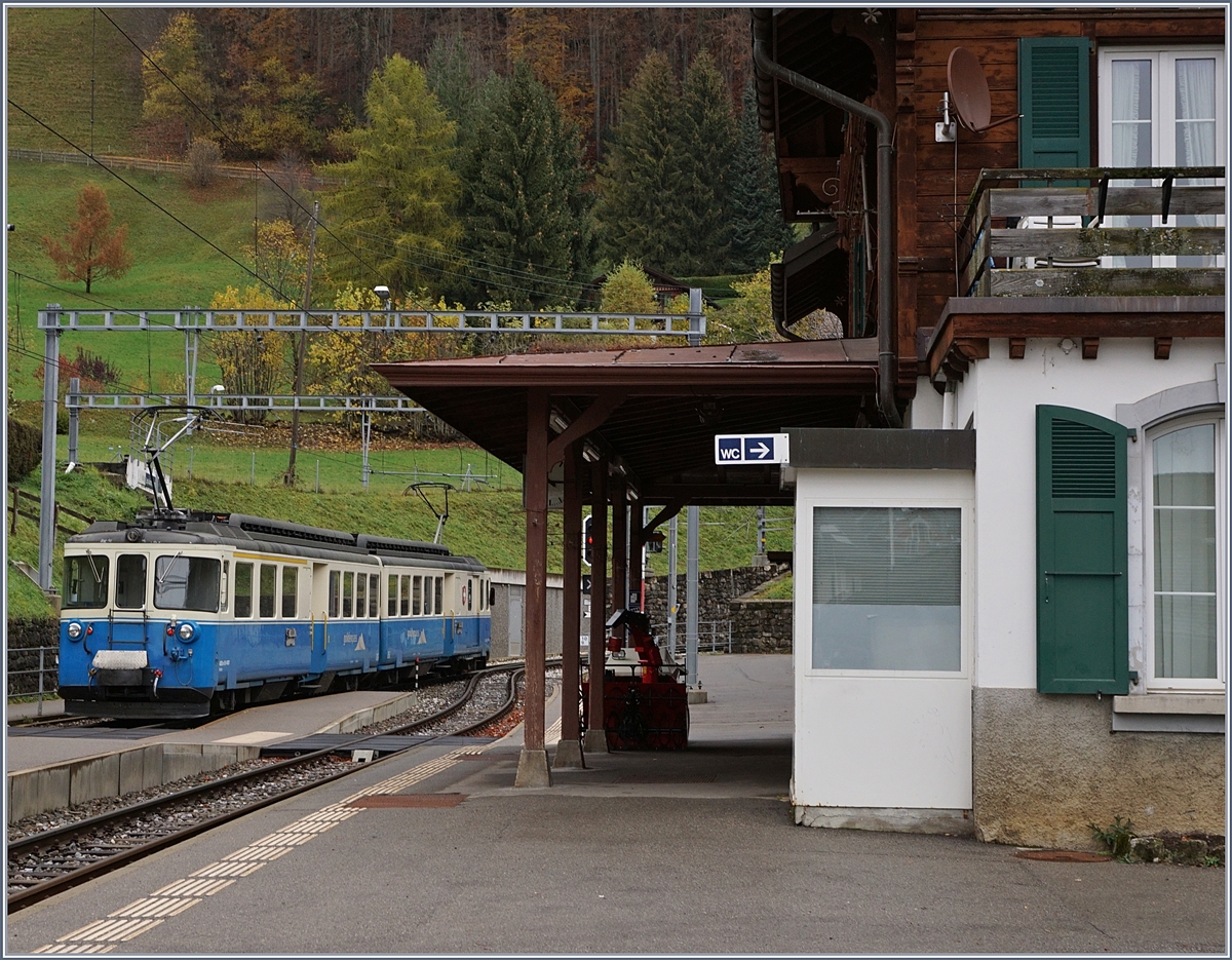 Der MOB ABDe 8/8 4001 SUISSE auf einer Sonderfahrt von Montreux Richtung Berner Oberland in Les Avants.
11. Nov. 2017