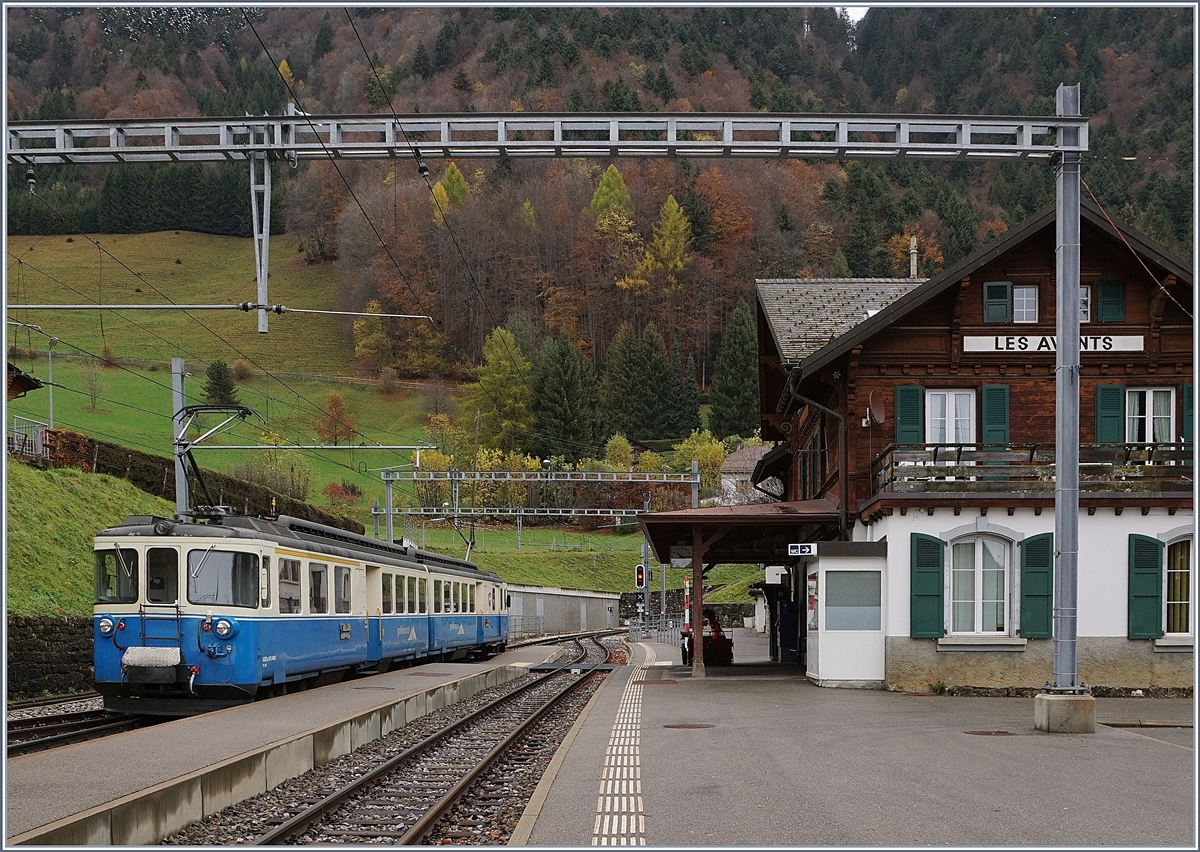 Der MOB ABDe 8/8 4001 SUISSE auf einer Sonderfahrt von Montreux Richtung Berner Oberland in Les Avants.
11. Nov. 2017
