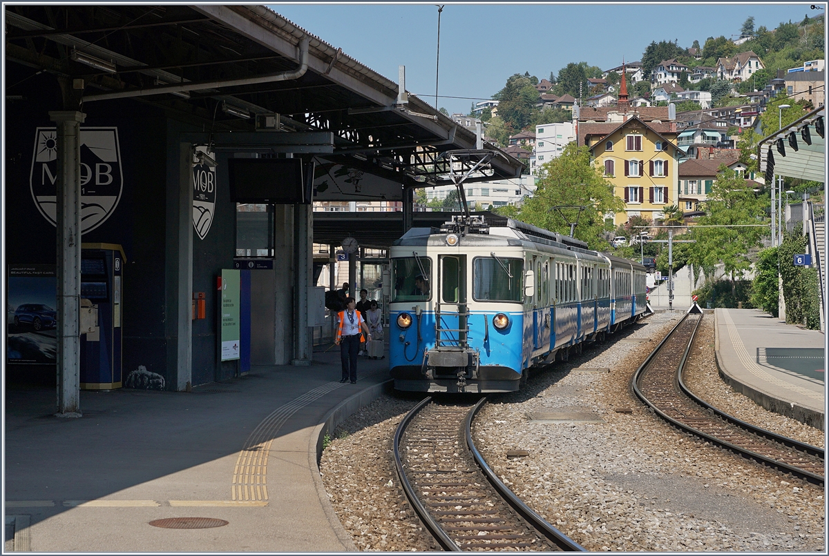 Der MOB ABDe 8/8 4002  VAUD  mit seinem Regionalzug 2224 kurz vor der Abfahrt in Montreux.
Das Bild entstand aus dem ABDe 8/8 4004  Fribourg .

21. August 2018