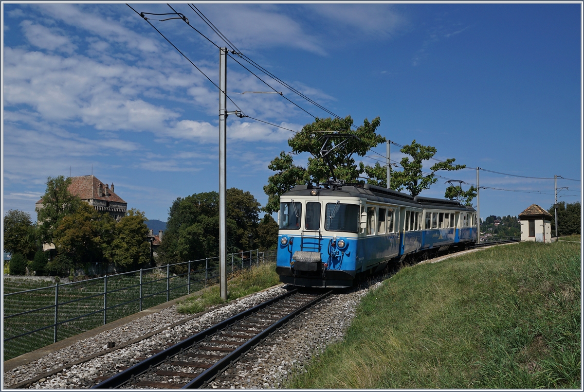 Der MOB ABDe 8/8 4004  Fribourg  ist bei Planchamp als Regionalzug nach Montreux unterwegs. 

22. Aug. 2018