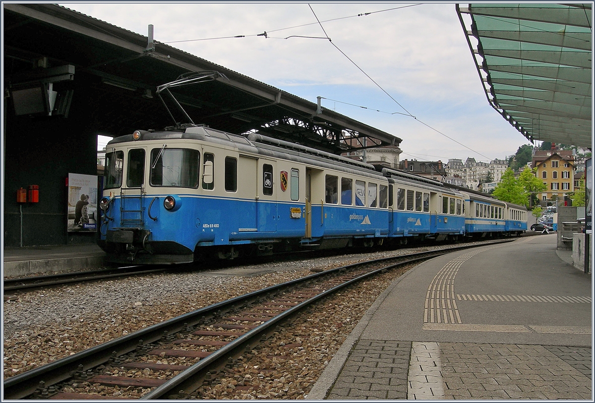 Der MOB ABDe 8/8 waretet mit seinem Regionalzug nach Zweisimmen in Montreux auf die Abfahrt.
5. Juni 2017