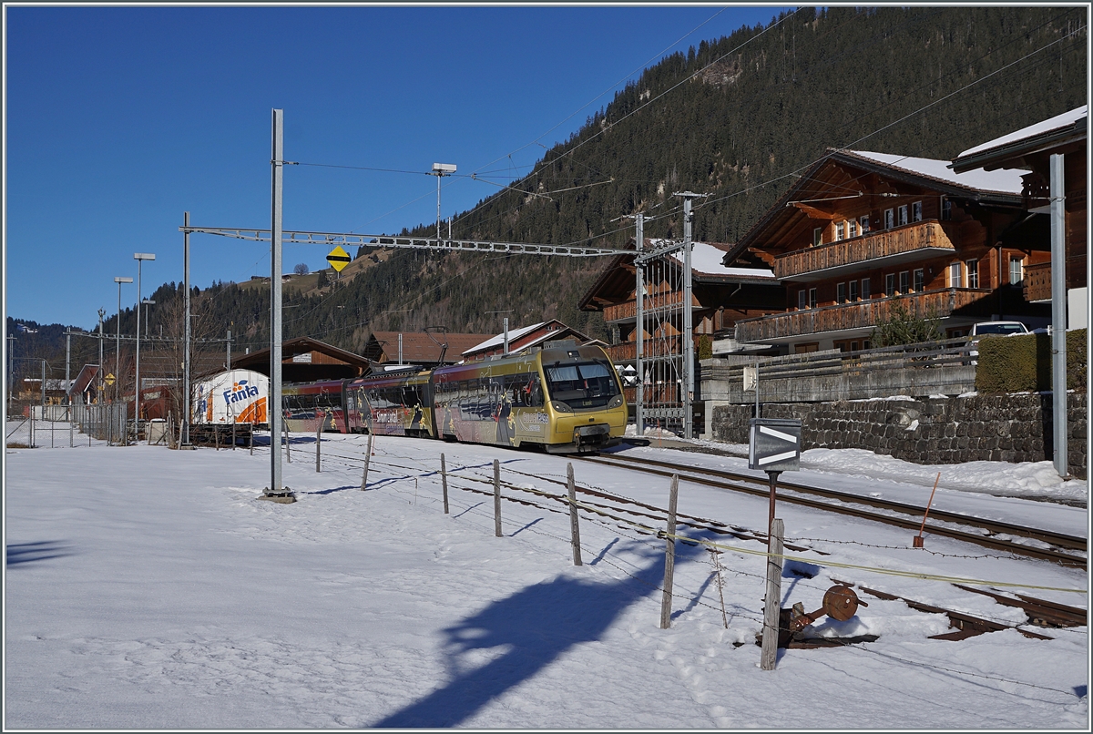 Der MOB ABt 343 - Be 4/4 5003 - Bt 243 (->  Lenkerpendel ) unterwegs von Zweisimmen nach der Lenk im Bahnhof von Matten im Simmental.

25. Jan. 2022