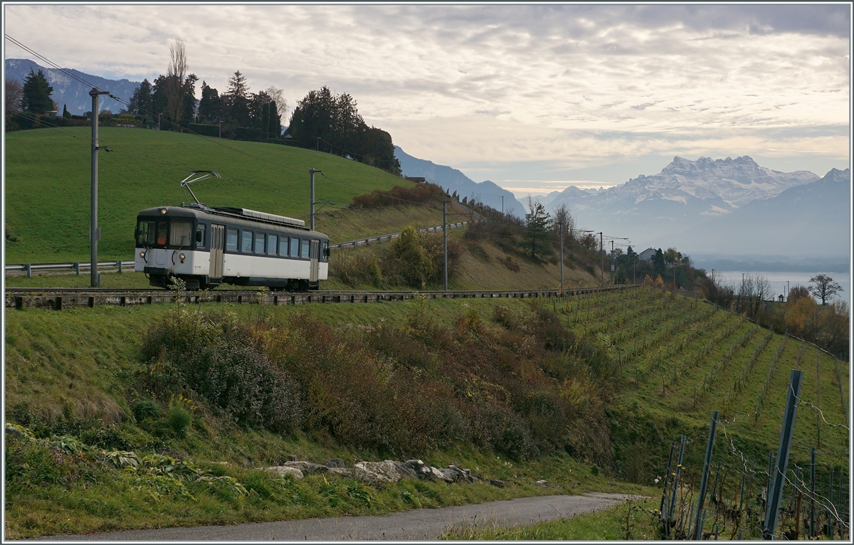 Der MOB Be 4/4 1006 (ex Bipperlisi) ist als Regionalzug 2330 auf der Fahrt von Montreux nach Fontanivent und erreicht bald den Halt Planchamp.

23. Nov. 2020