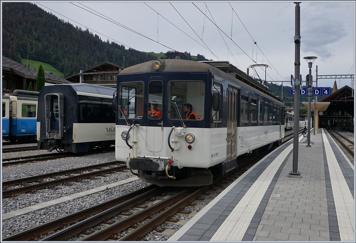 Der MOB Be 4/4 1007  ex Bipperlisi  bei einer Instruktionsfahrt (?) in Zweisimmen.

19. August 2020