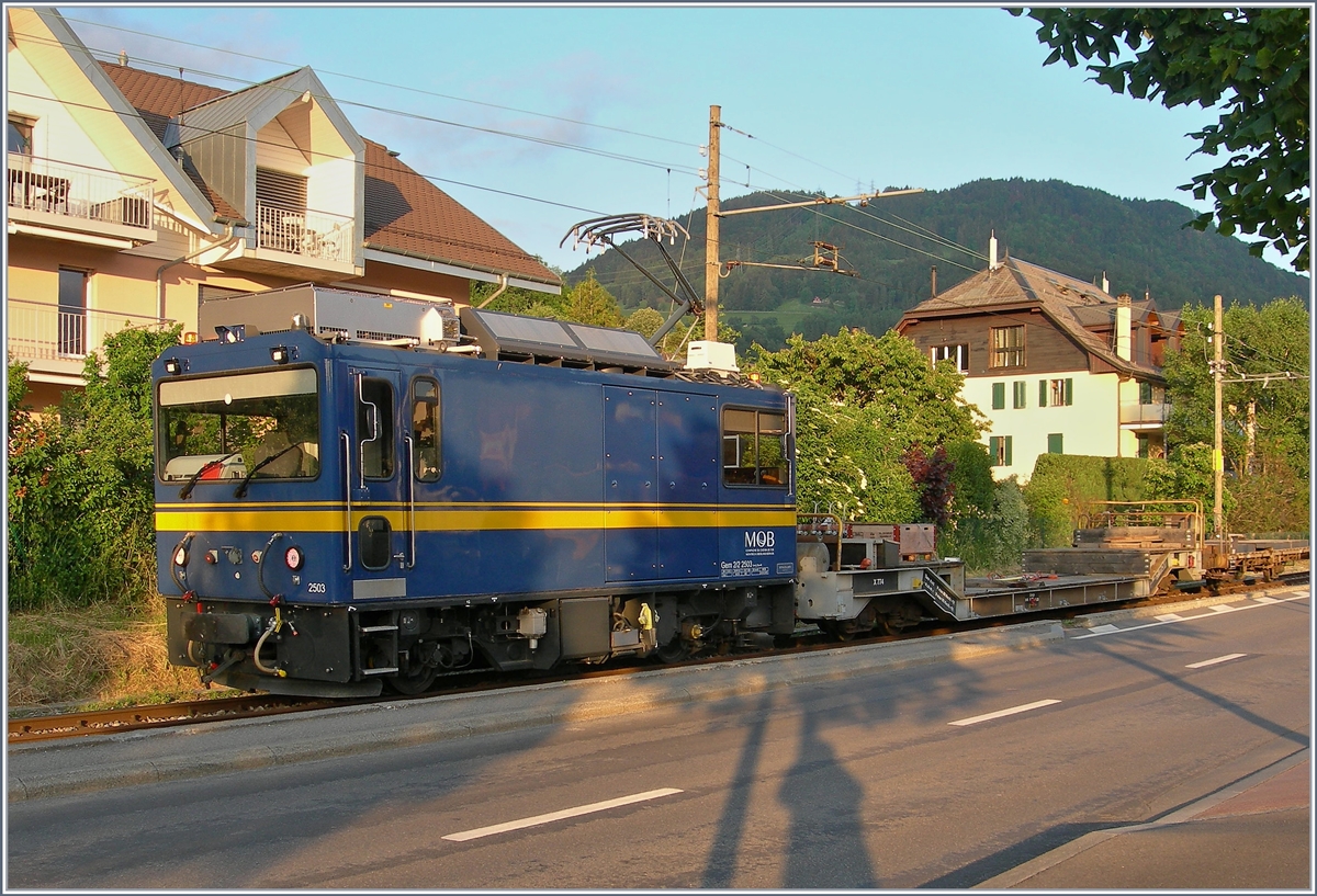 Der MOB Gem 2/2 2503 ist mit einem Dienstzug bei der Bahnhofseinfahrt von Blonay auf der Strecken von Chamby abgestellt und wird wohl für die nächtlichen Gleisarbeiten zum Einsatz kommen. 6. Juni 2019 