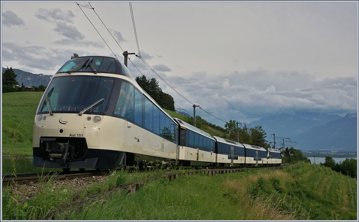 Der MOB Golden Pass Panoramic RE 2229 von Zweisimmen nach Montreux bei Planchamp hat schon fast sein Ziel Montreux erreicht; am Schluss des Zuges zeigt sich das eigentliche Motiv,  der neu hergerichtete MOB Ast 151 Steuerwagen. 

1. Juli 2020