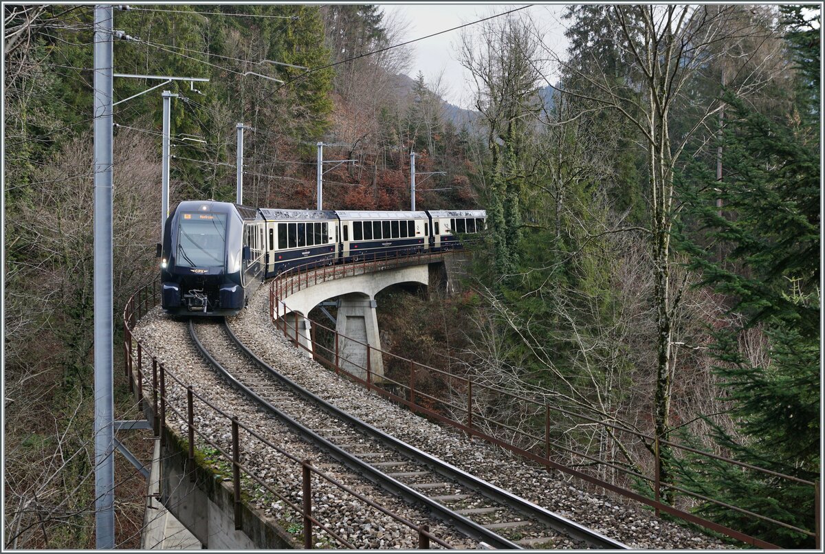 Der MOB GoldenPass Express 4065 ist von Interlaken nach Montreux unterwegs und rollt nun über die 93 Meter langen Pont Gardiol, welche den Bois des Chenaux überbrückt. 

4. Januar 2023