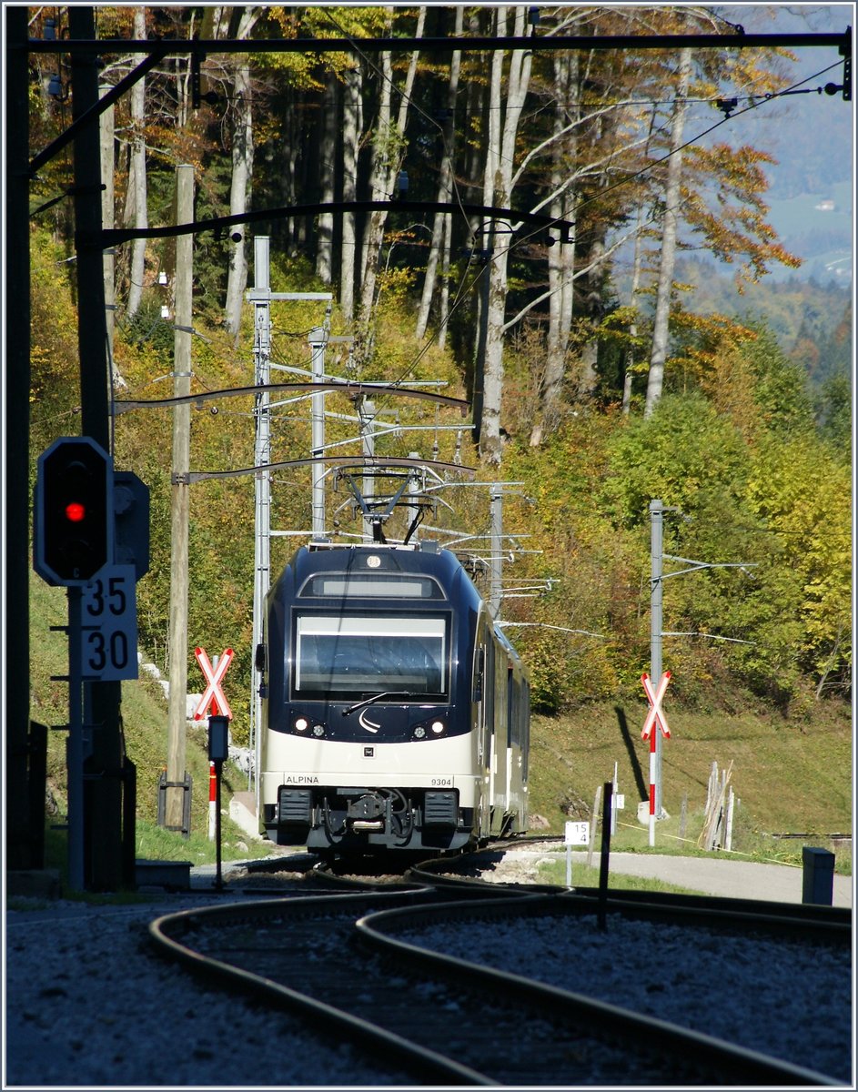 Der MOB Regionalzug 2221, bestehend aus ABe 4/4 9304, Zwischenwagen und Be 4/4 9204 erreicht Les Cases. 
11. Okt. 2017