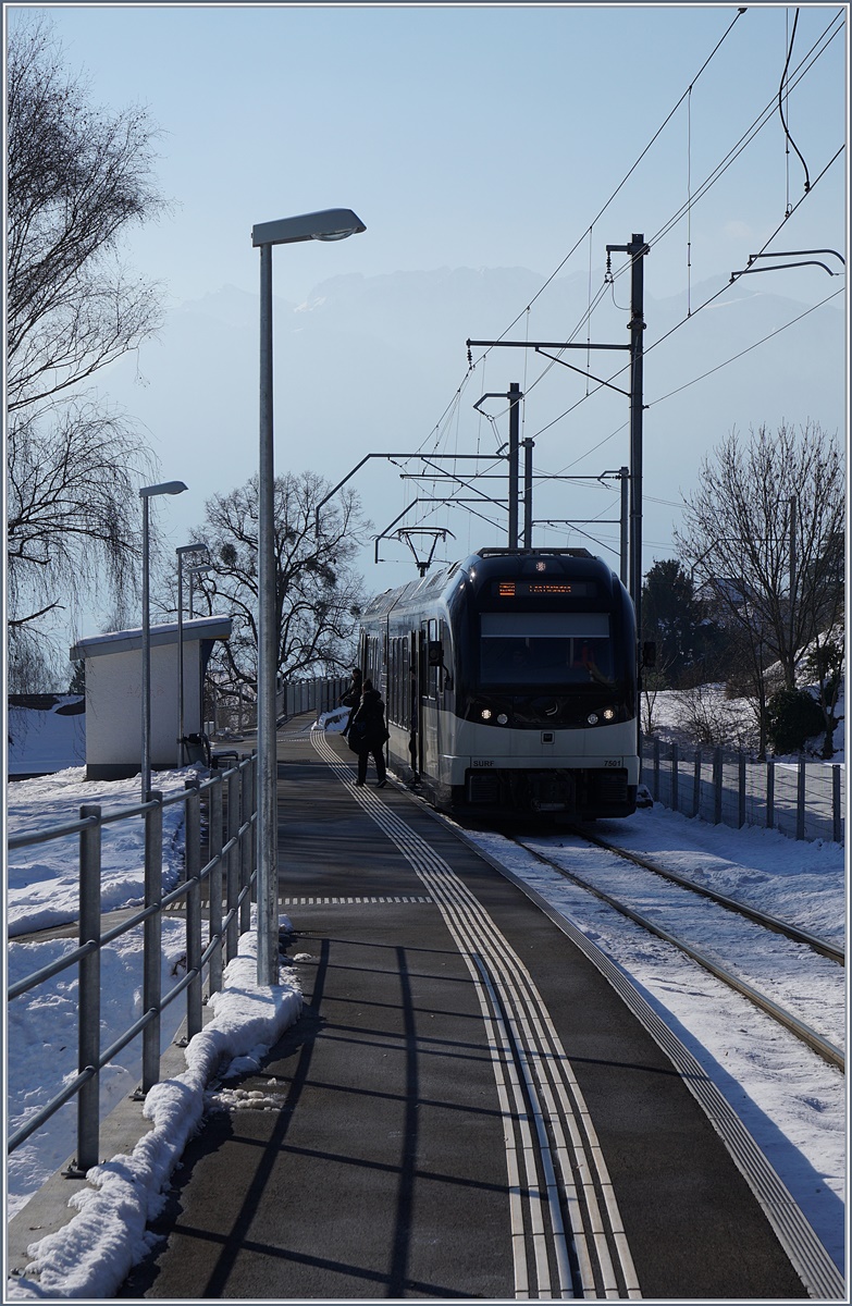 Der MVR ABeh 2/6 7501 beim auf dem Weg nach Blonay beim Halt in Château d'Hauteville.

18. Jan. 2017