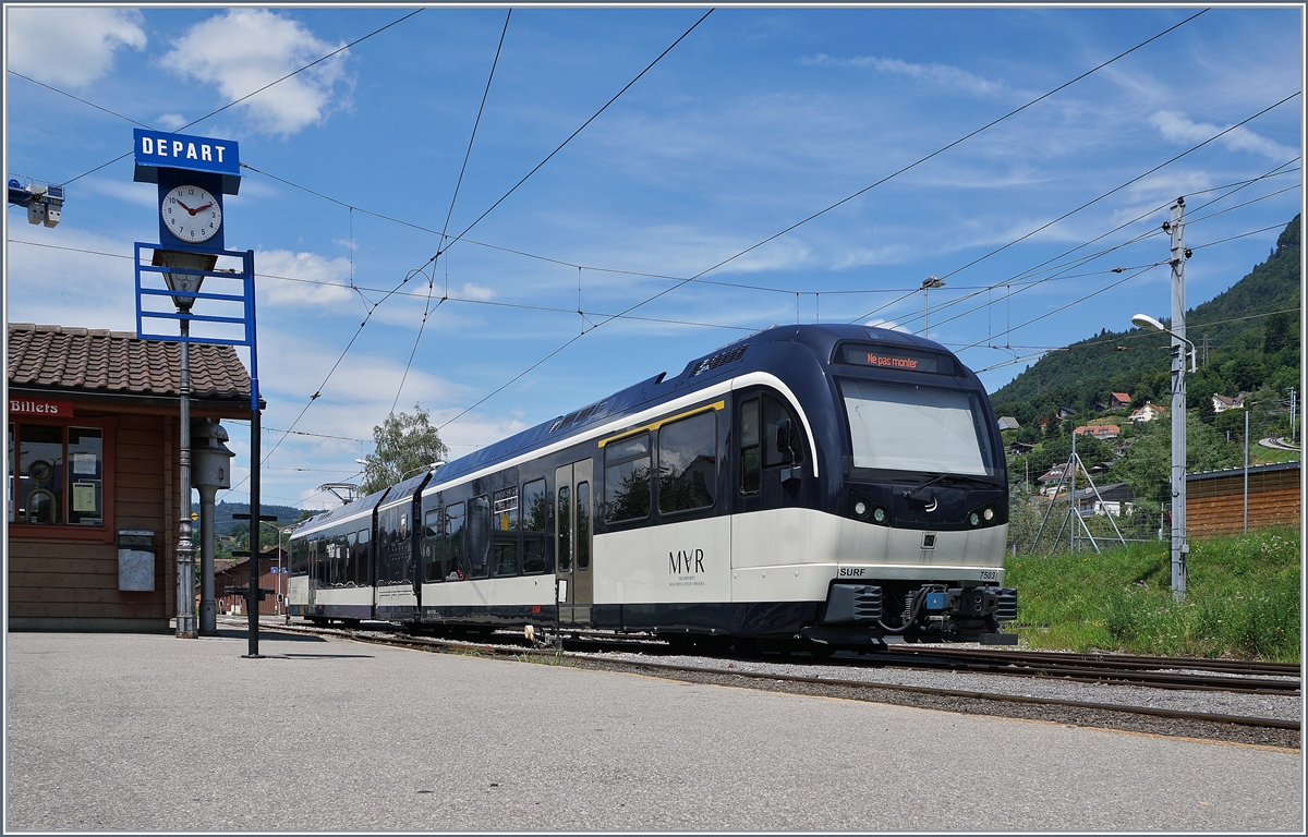 Der MVR ABeh 2/6 7503  Blonay-Chamby  steht in Blonay vom dem kleinen Statinsgebäude der Museumsbahn. 

14. JUli 2020