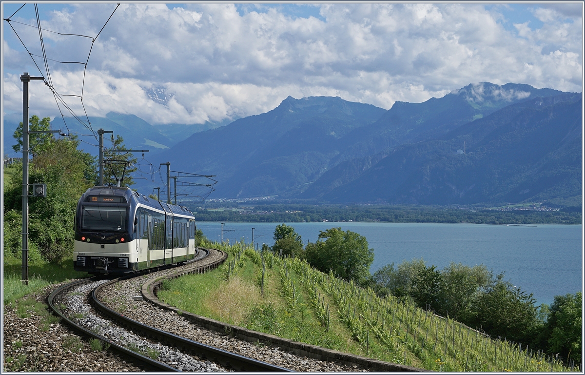 Der MVR ABeh 2/6 7504 ist als Regionalzug kurz nach Planchamp nach Montreux unterwegs.

29. Juni 2020