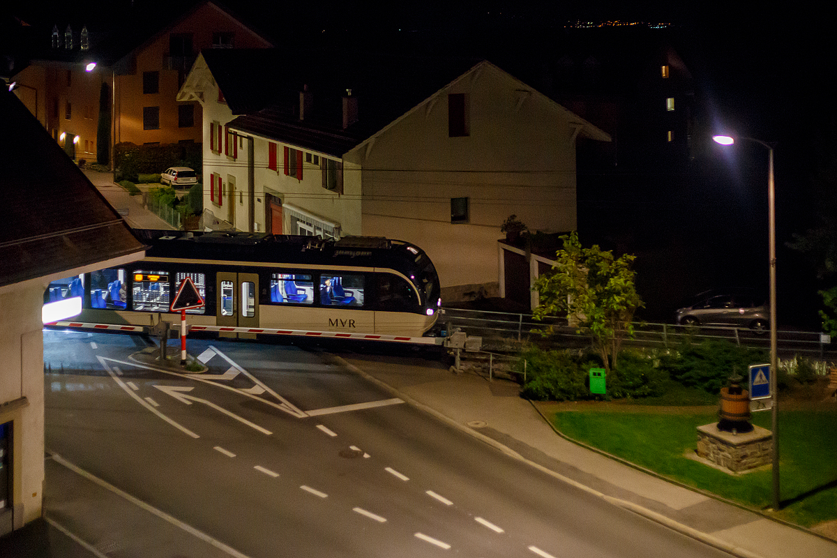 Der MVR SURF 7503  Blonay-Chamby  bzw. MVR ABeh 2/6 7503  Blonay-Chamby , ein Triebwagen für gemischten Adhäsions- und Zahnradbetrieb vom Typ Stadler SURF ABeh 2/6, verlässt am abend des 18.05.2018 Blonay in Richtung Vevey. 

Bild vom Balkon unseres Hotelzimmers.