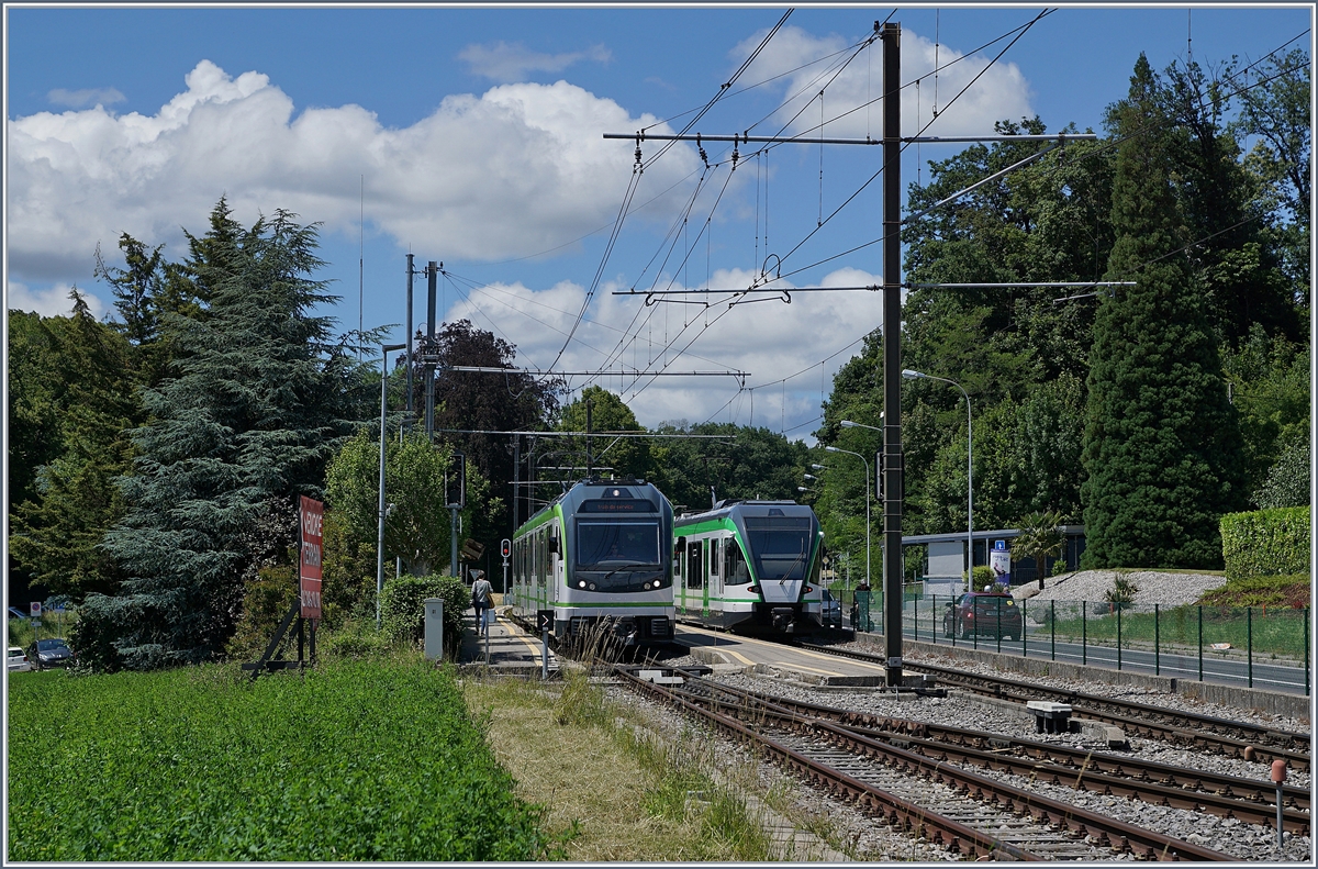 Der neue LEB Be 4/8 N° 62 auf einer Dienstfahrt (Testfahrt?) in Richtung Lausanne-Flon wird in Jouxtens-Mézery von eine RBe 4/8 gekreuzt, was die Gelegenheit bietet, die beiden verschiedenen Gesichter der beiden Stadler Züge zu vergleichen. 

22. Juni 2020