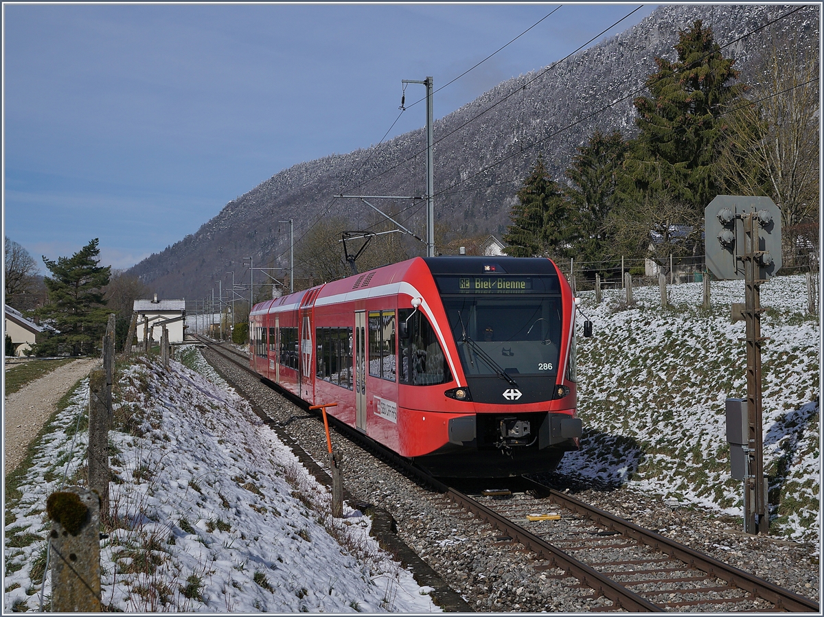 Der noch  RM -rote SBB RABe 526 286 fährt bei La Heutte als RE La Chaux de Fonds - Biel/Bienne beim Einfahrvorsiganl von Reuchenette Péry vorbei.

5. April 2019
