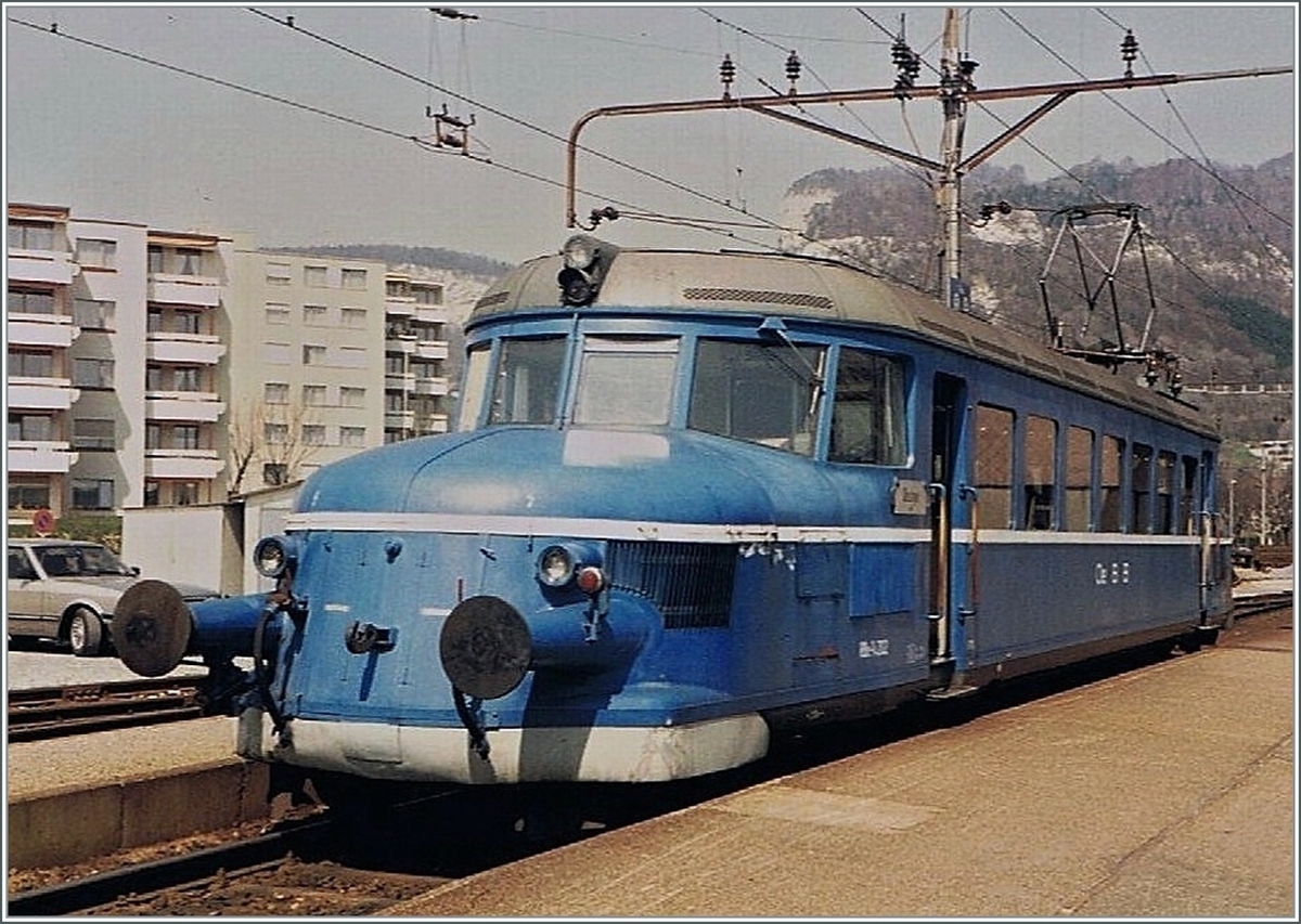 Der OeBB  Blaue Pfeil  RBe 2/4 202 (ex SBB RBe 2/4 1001) waret in Oensingen auf Fahrgäste nach Balsthal. Der Blaue Pfeil besorgt den Verkehr auf der OeBB Strecke von Balsthal nach Oensingen. 

April 1985