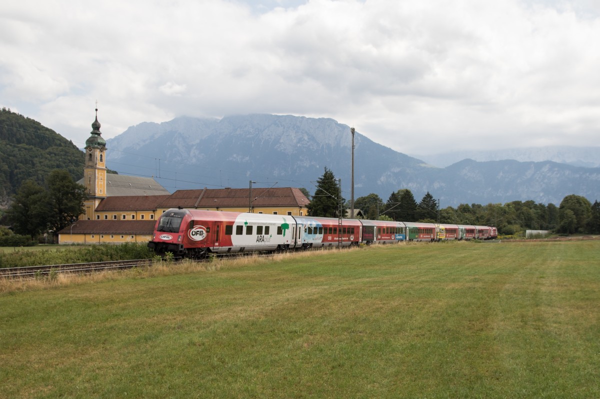 Der  FB-Railjet  fhrt auf seinem Weg von Innsbruck nach Wien soeben am Kloster Reisach vorbei. Aufgenommen am 15. August 2015 bei Oberaudorf im Inntal.