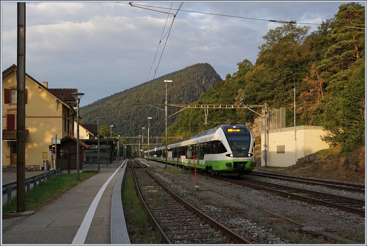 Der RABe 523 077 (von der SBB gemietet) und der transN RABe 527 333 wechselen in Chambrelien die Fahrtrichtung und werden nach einem kurzen Aufenthalt nach Le Locle weiter fahren.

12. August 2020 