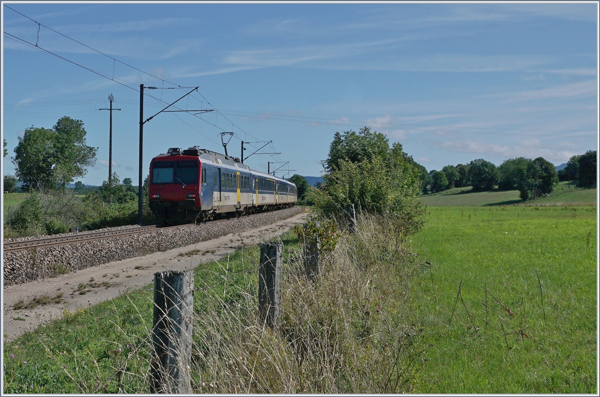 Der RE 18123 bestehend aus Bt (NPZ), B (EWI), B (EW I), AB EWI) und dem schiebenden RBDe 562 auf dem Weg nach Neuchâtel zwischen La Rivière-Drugeon und Ste-Colombe. 21. August 2019