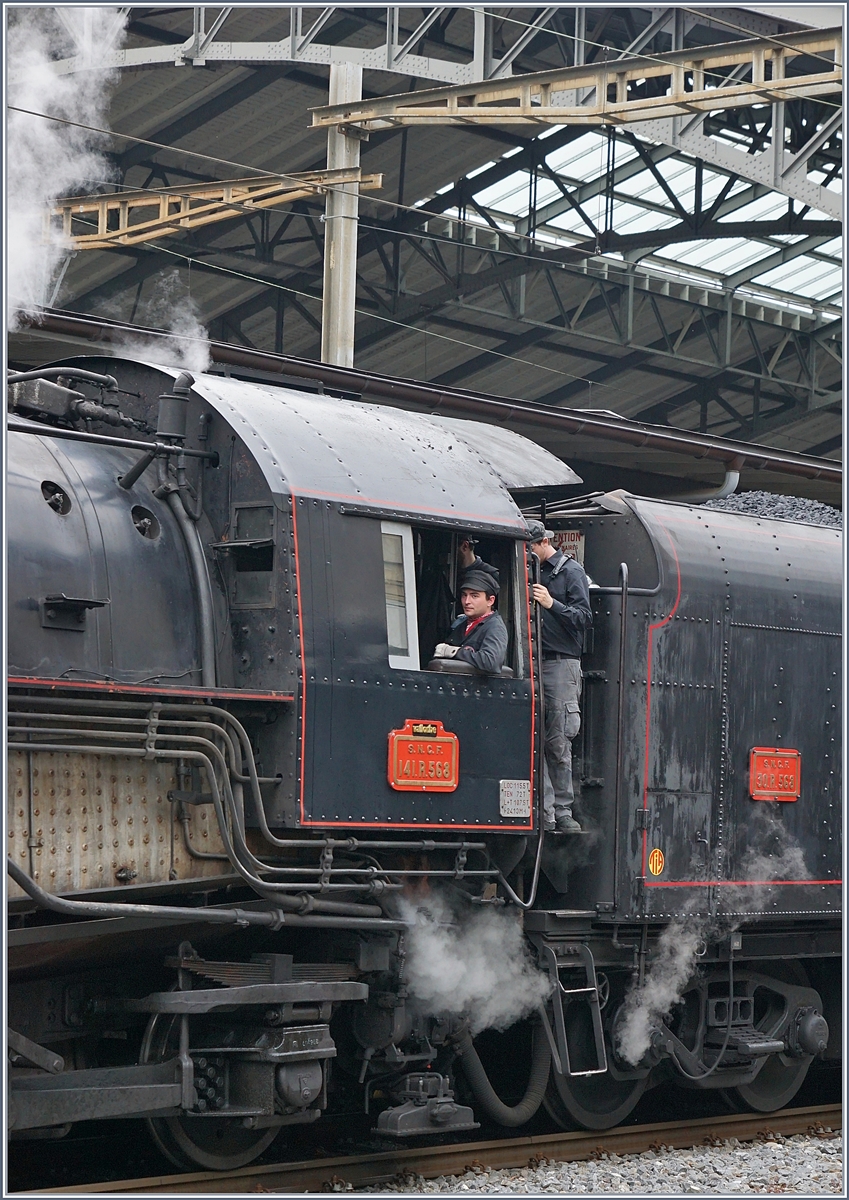 Der RE nach Romont und der IR nach Luzern sind abgefahren; in Kürze erhält der Dampfzug  freie Fahrt Richtung Palézieux und damit die bis zu 22 Promille  steile Rampe durchs Lauvaux hinauf.
Die Meister auf dem Führerstand treffen die letzen Vorbereitungen. 
24. Juni 2017
