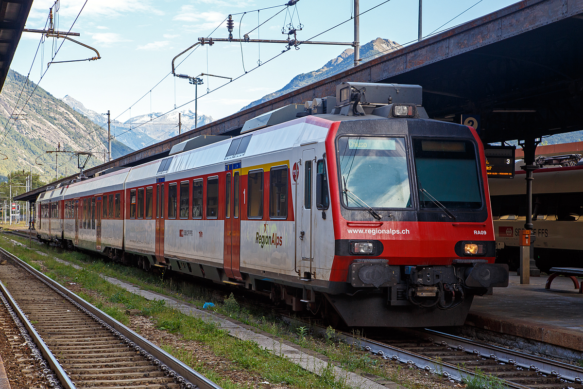 Der RegionAlps NPZ DOMINO RA09 (RBDe 560 409-5) am 15.09.2017 im Bahnhof Domodossola. 

Die RegionAlps, ist ein Eisenbahnverkehrsunternehmen im Kanton Wallis, das seinen Geschäftssitz in Martigny hat. Die Regionalps SA wurde im Jahr 2003 von den Schweizerischen Bundesbahnen (SBB) und den Transports de Martigny et Régions (TMR) als gemeinsames Tochterunternehmen für den Personennahverkehr im Wallis gegründet. Als dritter Aktionär ist 2009 der Kanton Wallis ins Unternehmen eingestiegen, seither halten die SBB 70 %, die TMR 18 %, und der Kanton Wallis 12 % des Aktienkapitals. Die RA betreibt den Regionalverkehr vor allem im Rhonetal zwischen dem Ostufer des Genfersees und Brig.

Die Domino-Züge bestehen aus 3 Teilen, einem Trieb- und ein Steuerwagen,  sowie einem  Zwischenwagen. RegionAlps besitzen 16 Domino-Züge, in jedem Zug finden bis 288 Fahrgäste Platz.

