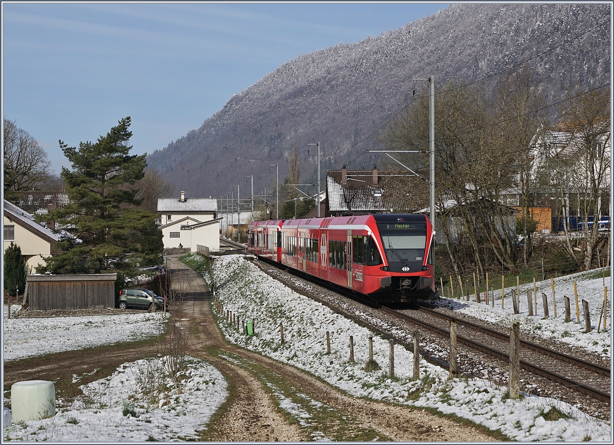 Der Regionalzug 7116 von Biel/Bienne nach La Chaux-de-Fonds (Spitze) und Moutier (Schluss), bestehend aus zwei roten (ex RM) GTW RABe 2/8 beim der Ankunft in La Heutte.

5. April 2019
