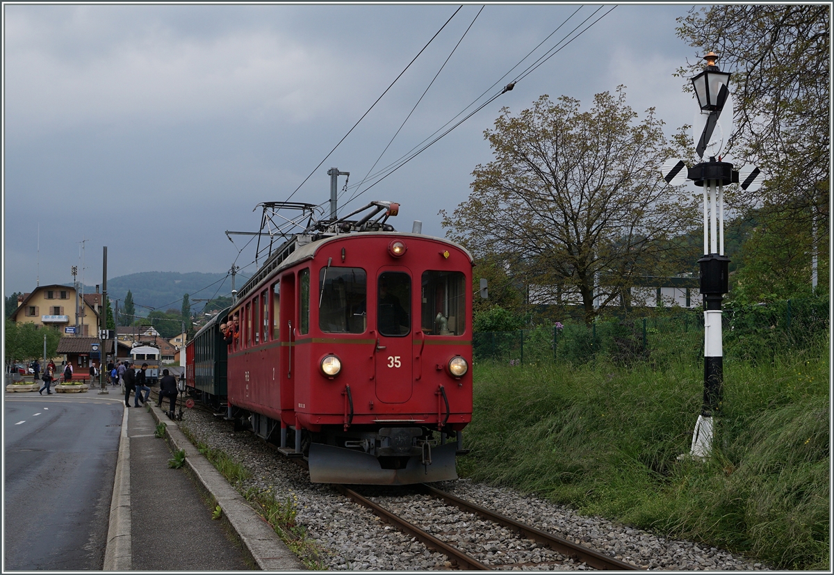 Der RhB ABe 4/4 N° 35 ist mir dem letzen Riviera Belle Epoque Zug dieses Tages von Vevey nach Chaulin unterwegs und hat gerade Blonay verlassen.
14. Mai 2016