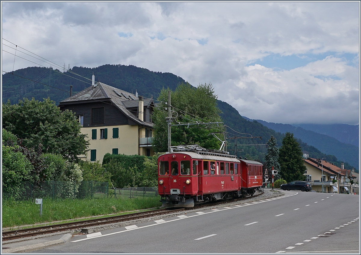 Der RhB Bernina Bahn ABe 4/4 I 35 erreicht als Blonay-Chamby Bahn Riviera Belle Epoque von Chaulin nach Vevey den Bahnhof von Blonay. 

28. Juni 2020