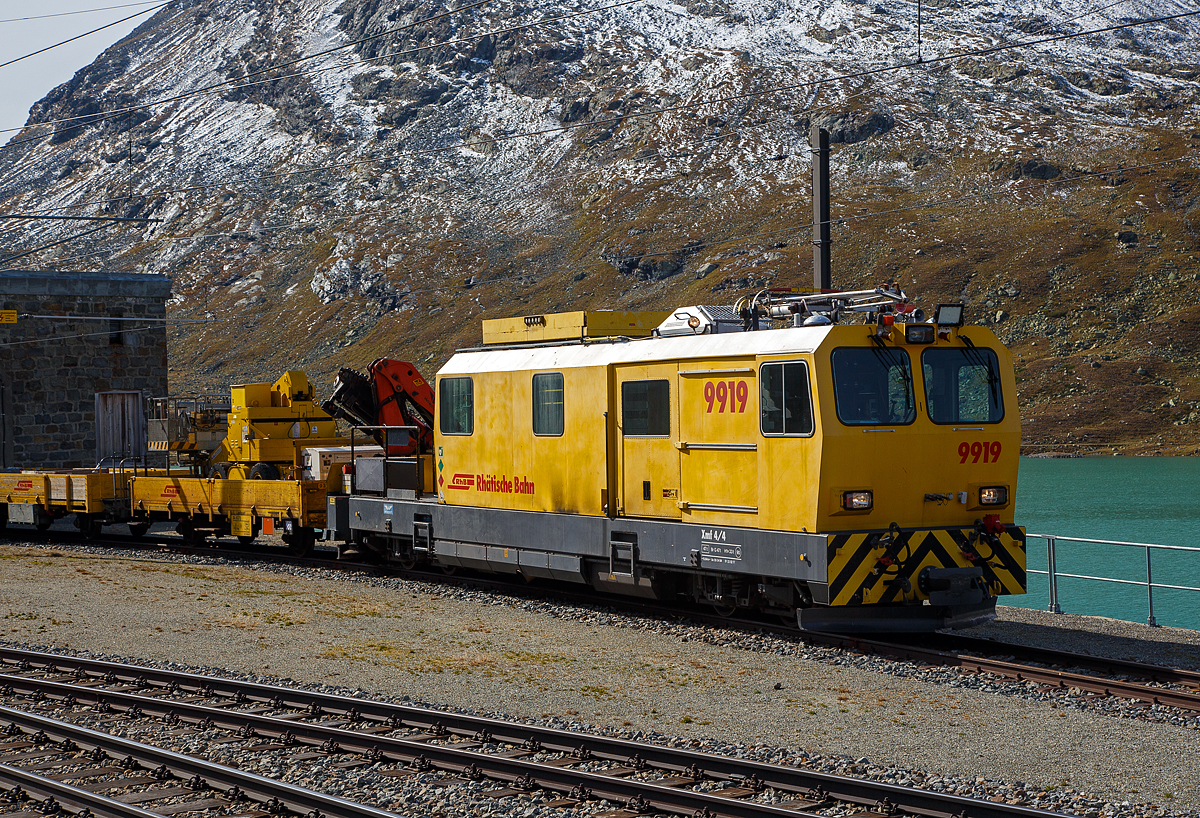 Der RhB (Rhätische Bahn) Xmf 4/4 9919, ein Windhoff Fahrleitungsturmwagen, ist am 13.09.2017, auf dem höchsten Punkt der Berninabahn (2.256 m ü. M.), beim Bahnhof Ospizio Bernina (Bernina Hospiz) abgestellt. 

Der Fahrleitungsturmwagen wurde 1993 von Windhoff in Rheine unter der Fabriknummer 160641-2 gebaut. 

TECHNISCHE DATEN: 
Spurweite: 1.000 mm (Meterspur)
Achsformel: B’B’
Baujahr: 1993
Länge über Puffer: 15,64 m
Drehzapfenabstand: 9,60 m
Achsabstand im Drehgestell: 1.500 mm
Antrieb:  Dieselmotor
Eigengewicht: 47,00 t
Höchstgeschwindigkeit: 60 km/h (eigen oder geschleppt)
