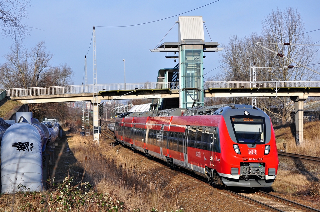 Der Rostocker  Ostseehamster  442 343 hatte am 25.01.2013 Dienst auf de S2/S3.Hier verlässt er gerade den Hp Rostock-Marienehe und hält in knapp 3 Minuten in Rostock-Bramow.