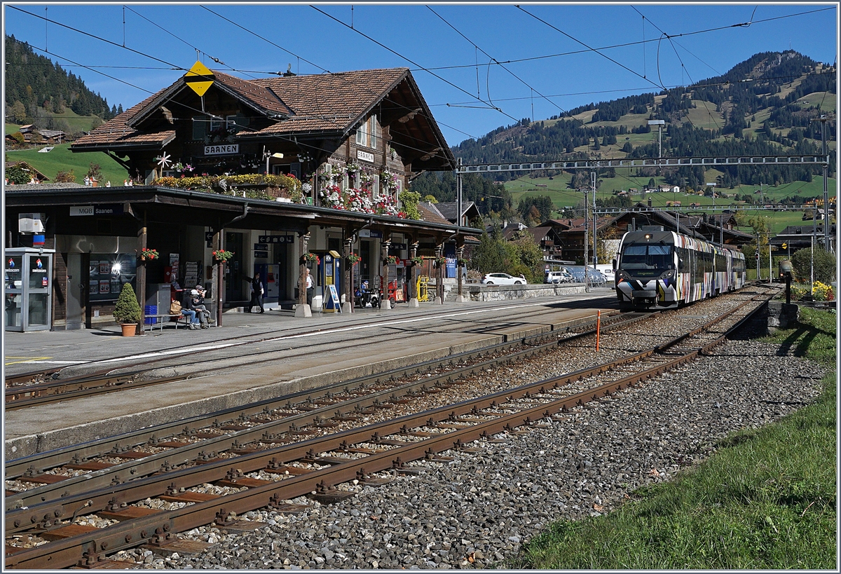 Der von Sarah Morris gestaltete Lenkerpendel  Monarch , bestehend aus ABt 341, Be 4/4 5001 und Bt 241, unterwegs als Regionalzug 2527 von der Lenk nach Rougemont beim Halt in Saanen. Neben dem kunstvoll gestalteten Zug lohnt sich auch ein Blick auf die üppige Blumenpracht des Bahnhofs!
10. Okt. 2017