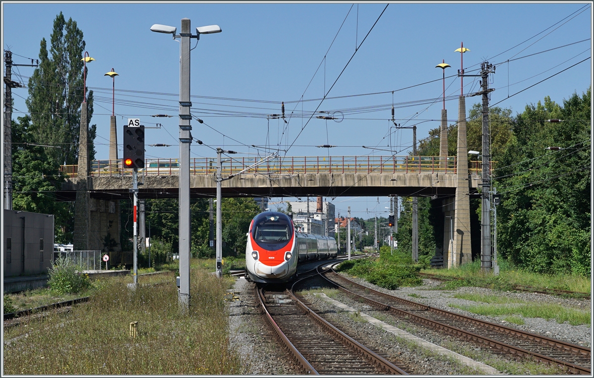 Der SBB ETR 610 005 erreicht als EC von Zürich nach München den Bahnhof von Bregenz. 

14. August 2021