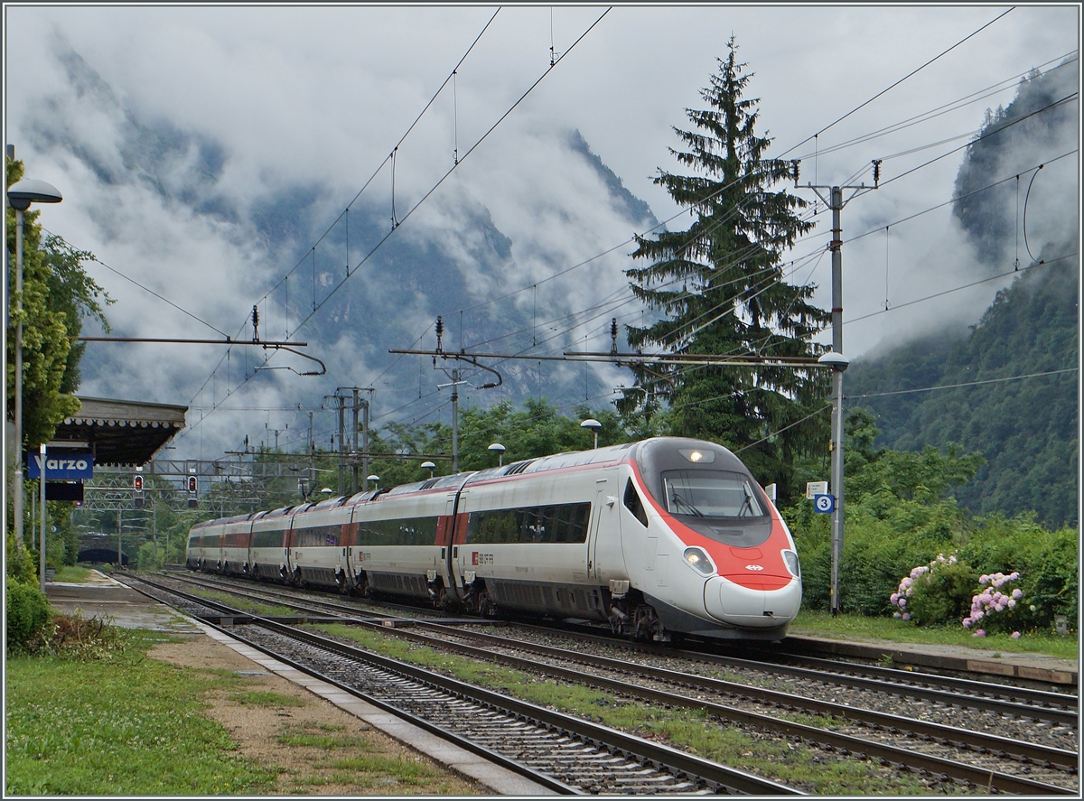 Der SBB ETR 610 als EC 32 von Milano nach Genève bei der Druchfahrt in Varzo.
2. Juli 2014