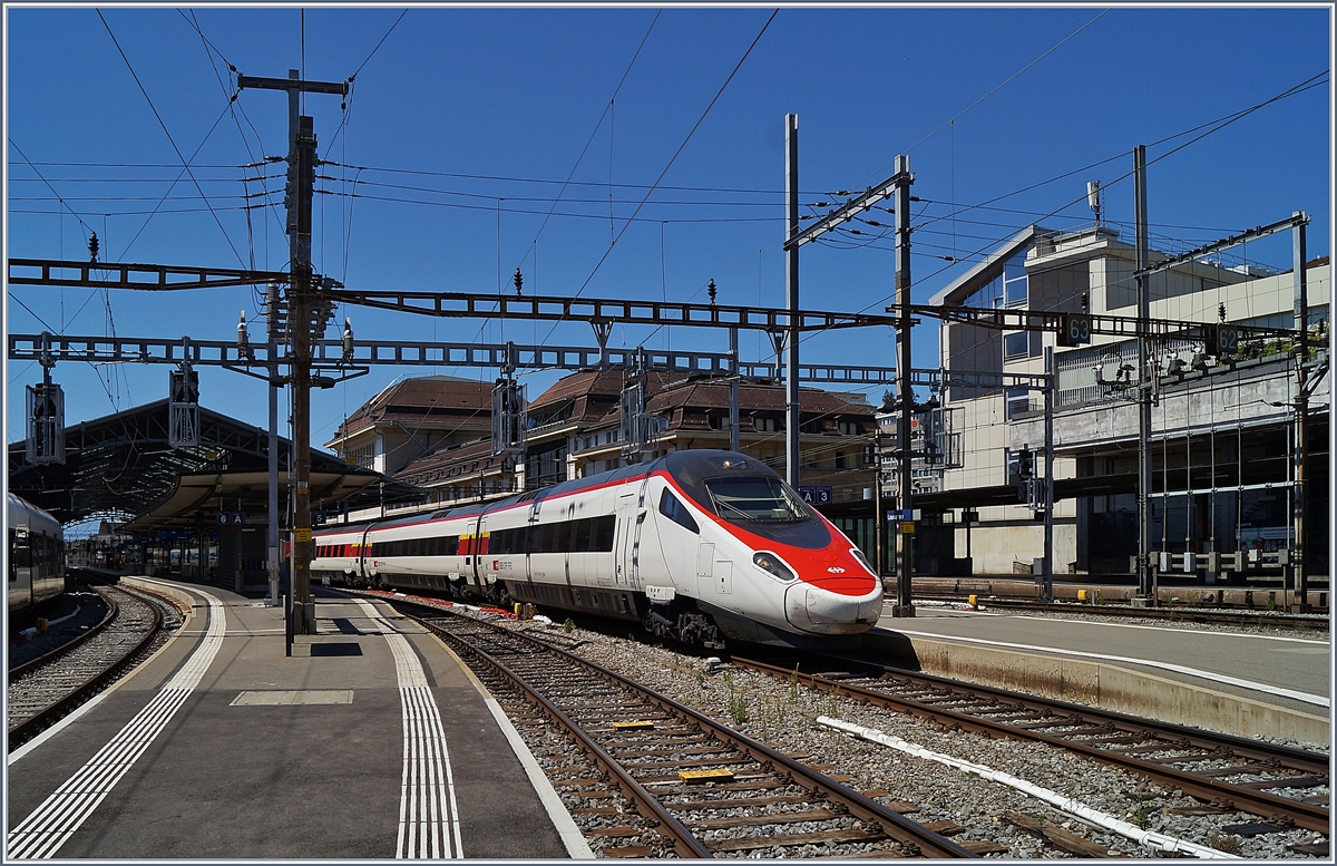 Der SBB ETR 610 N° 06 (UIC 93 85 5 610 306-8 CH SBB) verlässt als EC 39 nach Milano Centrale den Bahnhof von Lausanne.

27. Juli 2020