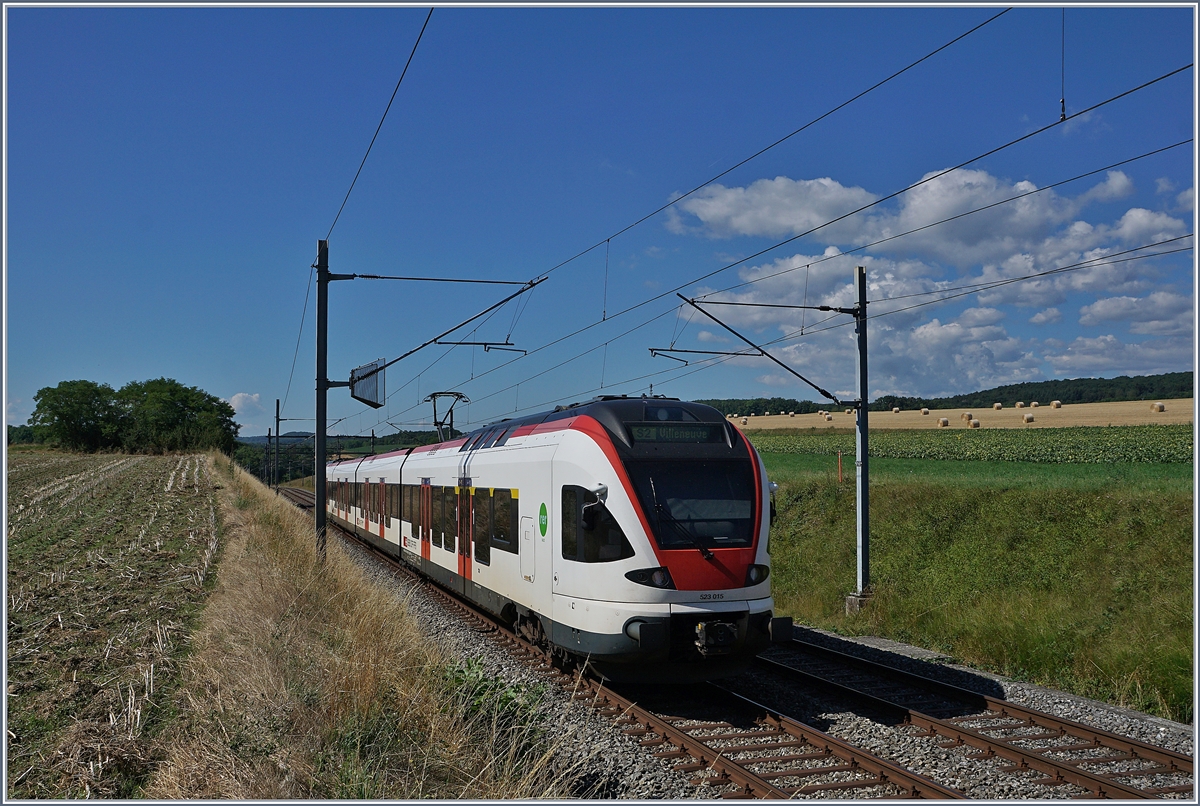 Der SBB Flirt RABe 523 015 ist zwischen Arnex und La Sarraz auf der Fahrt in Richtung Villeneuve. 

25. Juli 2020