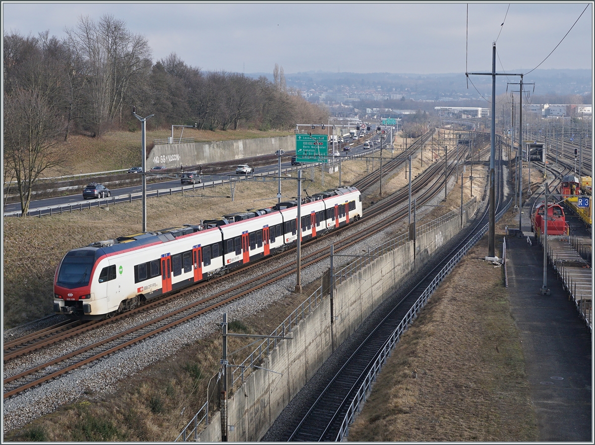 Der SBB Flirt3 RABe 523 109 ist bei Denges-Echandens auf dem Weg in Richtung Lausanne. 

4. Feb. 2022