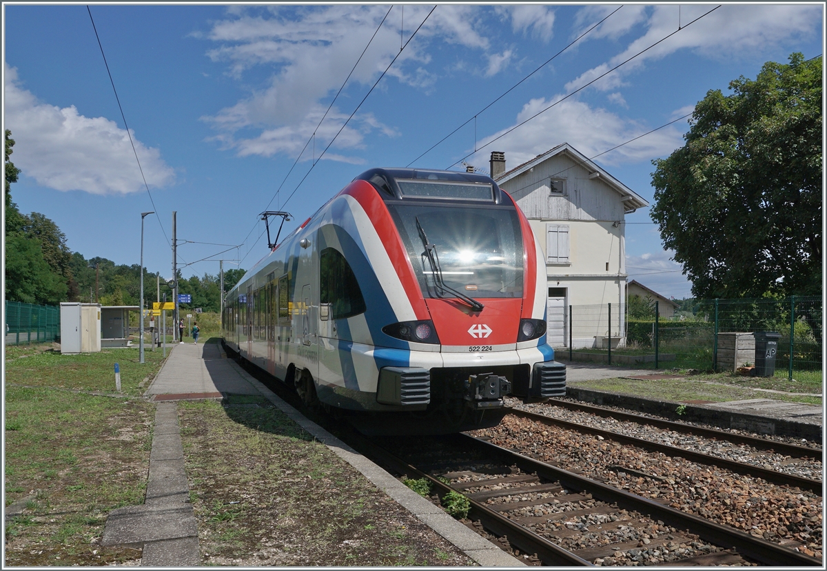 Der SBB LEX RABe 522 224 ist in Pougny-Chancy angekommen und ich muss mich sputen, um den Zug nicht zu verpassen, denn der nächste Léman Express SL6 fährt erst wieder am Abend.

16. August 2021