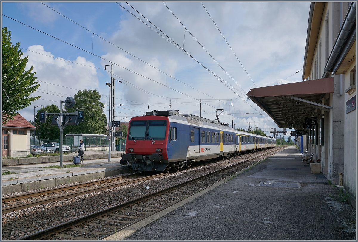 Der SBB NPZ wird in Frase für die Rückfahrt (10:53) nach Neuchâtel vorbereitet und besteht aus folgenden Fahrzeugen: RBDe 562 004-2, AB 50 85 30-603-1, B 50 85 20-35 600-9, B 50 85 20-35 602-5 und dem Bt 50 85 29-35 952-5 (Schluss -> Spitze) 

13. August 2019
