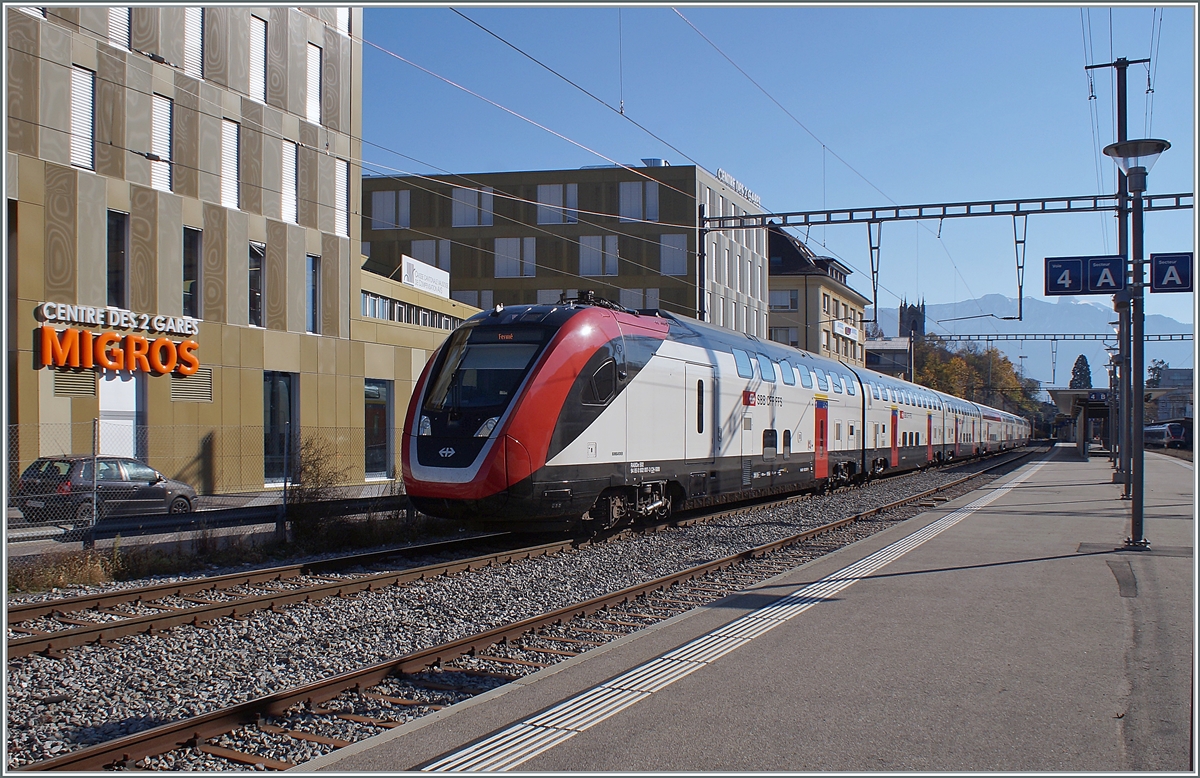 Der SBB RABDe 502 007 (94 85 0 502 007-3 SBB-CH) wartet in Vevey auf die Weiterfahrt nach Lausanne. Zur Zeit verkehren auf der Strecke kein Twindexx, aber da das Herstellerwerk in Villeneuve nicht weit ist, sind hin und wieder Twindexx hierauf Test- oder Überführungsfahrt. 

6. Nov. 2021