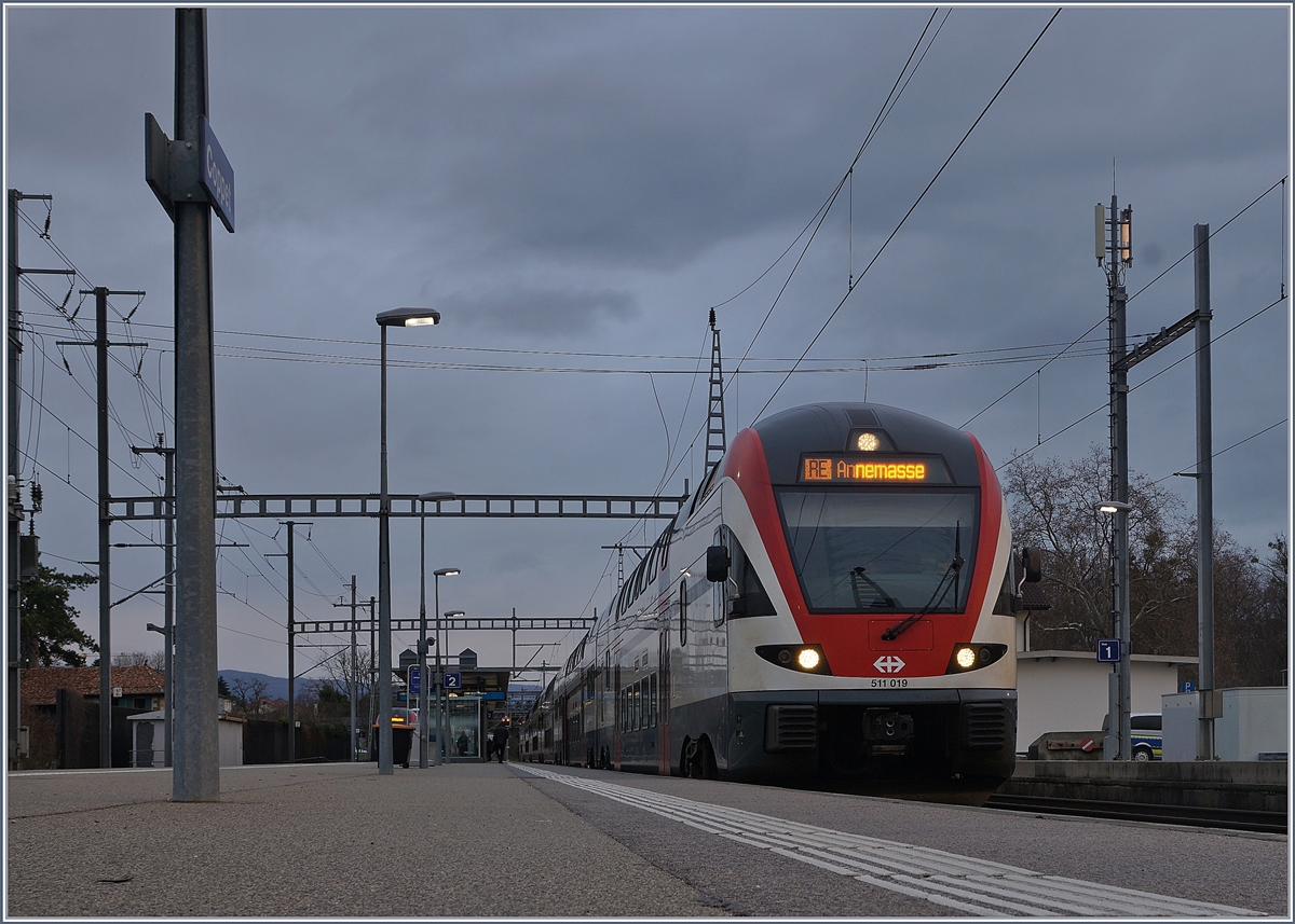 Der SBB RABe 511 019 nach Annemasse beim Halt in Coppet, wobei z.Z die RE St-Maurice/Vevey  - Annemasse SNCF Streik bedingt nur bis Genève verkehren. 

15. Dez. 2019