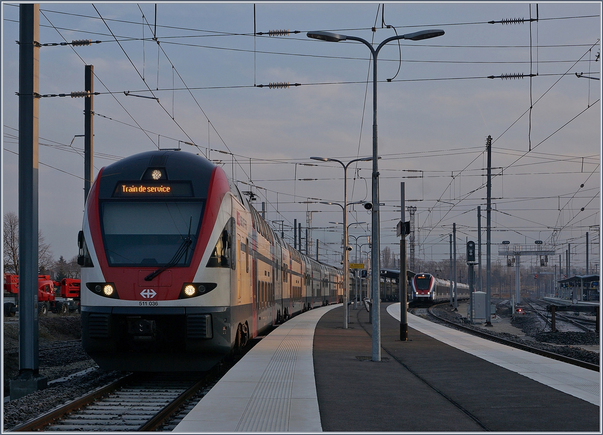 Der SBB RABe 511 036 wartet in Annemasse auf dem einzigen mit 15000 V 16 2/3 elektrifizierten Gleis auf die Rückfahrt in die Schweiz. 

21. Jan. 2020